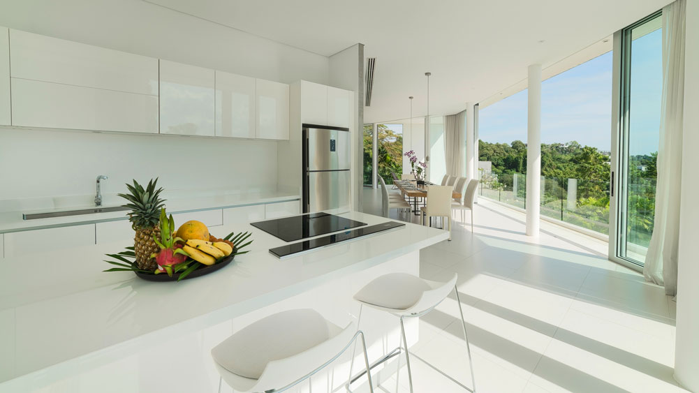 Villa Abiente - Airy kitchen and dining area overlooking the bay